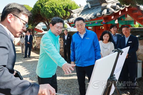 [크기변환]2-3. 이상일 용인특례시장과 구복규 화순군수는 조광조 선생 유배지를 둘러보며 교류 협력방안을 논의했다.jpg