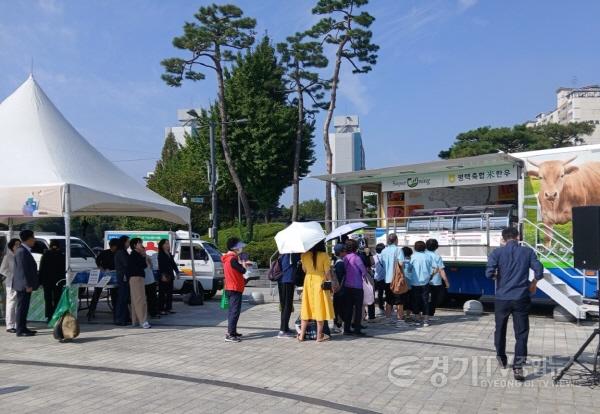 [크기변환]2-1 평택시 추석맞이 로컬푸드 직거래장터 성황리에 마쳐.jpg