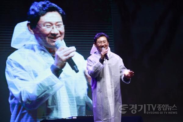 [크기변환]1-1. 이상일 용인특례시장은 10일 저녁 포은아트홀 문화광장서 열린 가을별빛 콘서트에 참석해 인사말했다.jpg