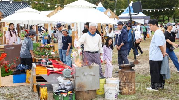 [크기변환]문화장인이 공예를 시연하고 있는 모습.jpg