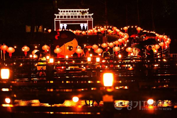 [크기변환]축제장 야간에는 동아시아 빛축제가 주변을 환하게 밝힌다.jpg