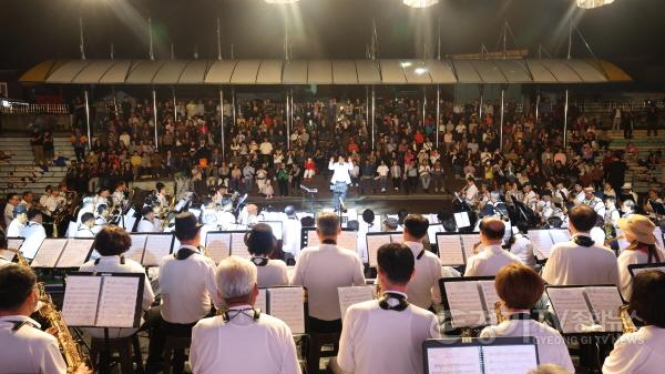 [크기변환]1-1. 100인 색소폰 공연.jpg