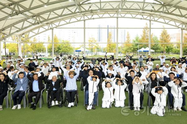 [크기변환]1-1. 정명근 화성특례시장이 행사 참석자들과 기념촬영을 하고 있다 - 복사본 - 복사본 - 복사본.jpg