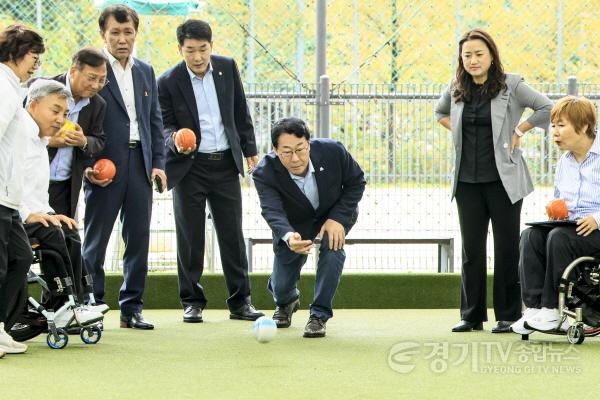 [크기변환]1-3. 정명근 화성특례시장이 론볼을 굴리며 체험하고 있다 - 복사본 - 복사본 - 복사본 - 복사본.jpg