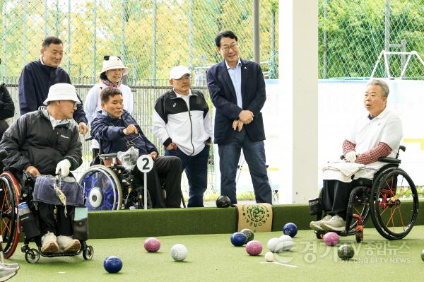[크기변환]1-5. 정명근 화성특례시장이 론볼 경이를 관람하고 있다.jpg