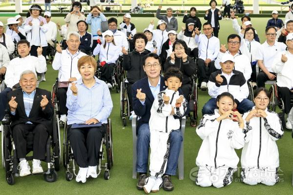 [크기변환]1-7. 정명근 화성특례시장이 행사 참석자들과 기념촬영을 하고 있다 - 복사본.jpg