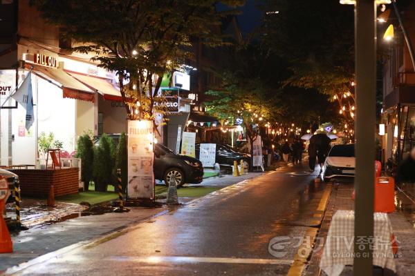 [크기변환]7-3. 11일 보정동 카페거리에서 보카 코지 가든 점등식이 열렸다.JPG