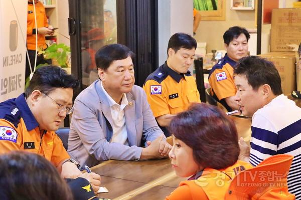 [크기변환]251002 이택수 도의원, 일산시장 주차장 및 소방시설 안전 점검2.jpg