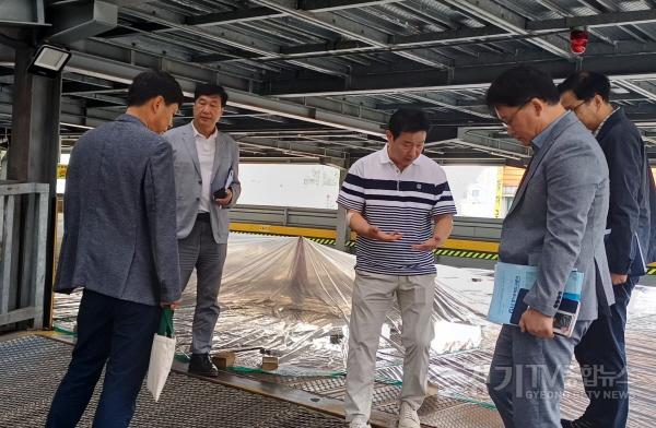 [크기변환]251002 이택수 도의원, 일산시장 주차장 및 소방시설 안전 점검3.jpg