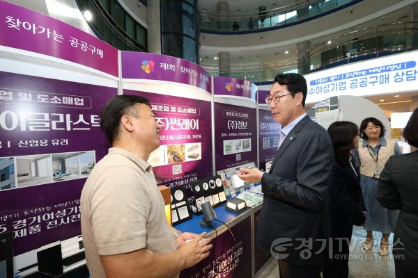 [크기변환]3-2. 정명근 화성특례시장이 13일 경기지역 여성기업 상담전시회에서 기업 관계자로부터 제품 설명을 듣고 있다.jpg