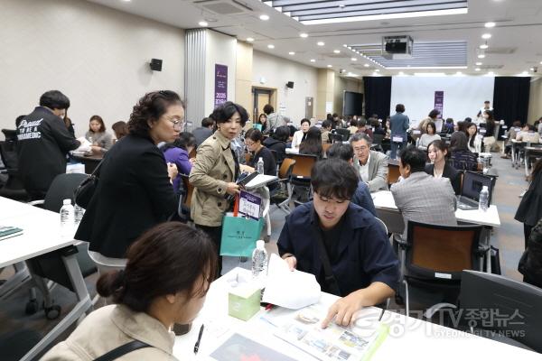 [크기변환]3-3. 13일 열린 2025년 경기우수 여성기업 공공구매 상담회에서 기업이 1대1 상담을 하고 있다.jpg