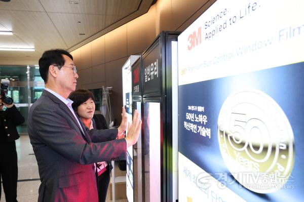 [크기변환]3-4. 정명근 화성특례시장이 13일 경기지역 여성기업 상담전시회에서 제품 체험을 하고 있다.jpg