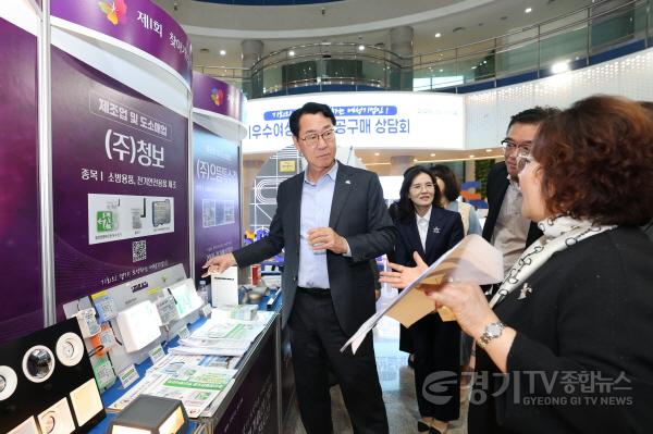 [크기변환]3-5. 정명근 화성특례시장이 13일 경기지역 여성기업 상담전시회에서 기업 관계자로부터 제품 설명을 듣고 있다.jpg