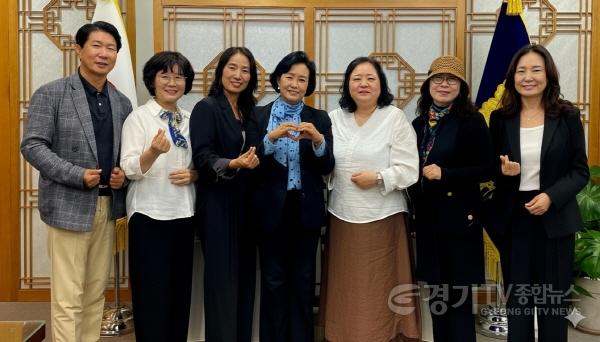 [크기변환]251014 정윤경 부의장, 경기도 사립유치원연합회 간담회에서 유치원 수업 환경과 돌봄의 질 중요성 강조.jpg