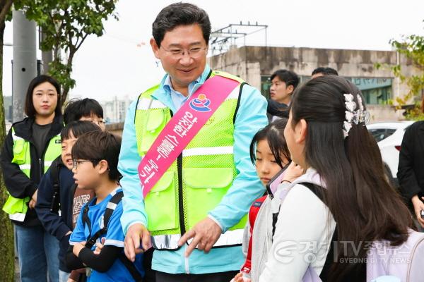 [크기변환]6-1. 이상일 용인특례시장은 14일 처인구 고진초를 방문해 어린이 교통지도봉사에 참여했다.jpg