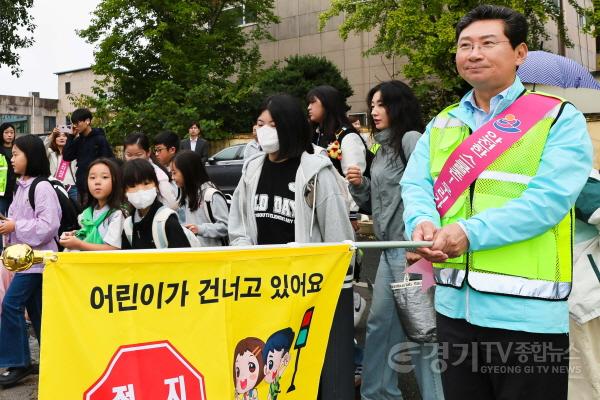 [크기변환]6-2. 이상일 용인특례시장은 14일 처인구 고진초를 방문해 어린이 교통지도봉사에 참여했다.jpg