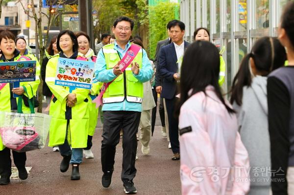 [크기변환]6-3. 이상일 용인특례시장은 14일 처인구 고진초를 방문해 어린이 교통지도봉사에 참여했다.jpg