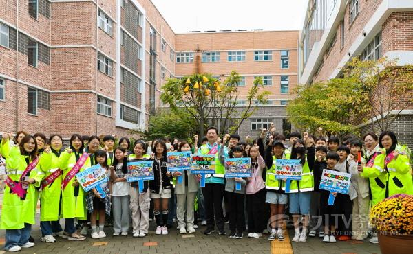 [크기변환]6-4. 이상일 용인특례시장은 14일 처인구 고진초를 방문해 어린이 교통지도봉사에 참여했다.jpg