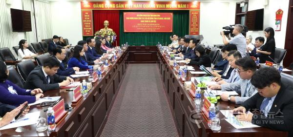 [크기변환]251015 경기도의회 베트남 닌빈성 친선의원연맹 대표단, 닌빈성 인민의회 공식 방문 (2).jpg