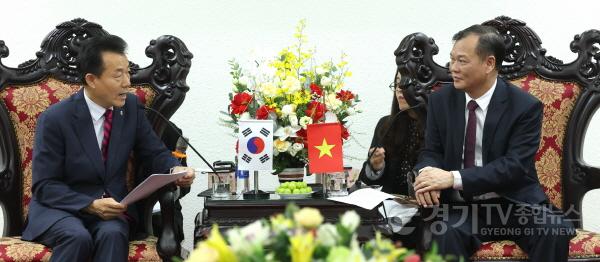 [크기변환]251015 경기도의회 베트남 닌빈성 친선의원연맹 대표단, 닌빈성 인민의회 공식 방문 (3).jpg