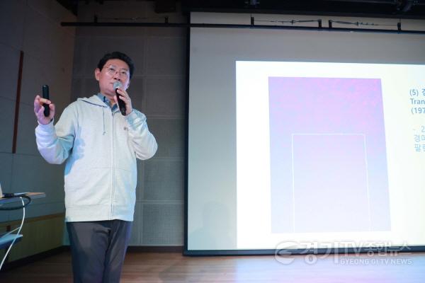 [크기변환]9-1. 16일 수지구 큰어울마당에서 이상일 시장이 특강을 하고 있다.JPG