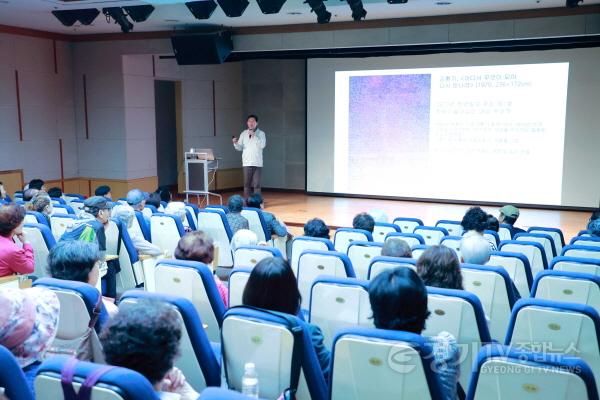 [크기변환]9-2. 16일 수지구 큰어울마당에서 이상일 시장이 특강을 하고 있다.JPG