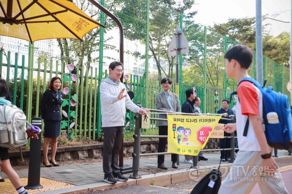 [크기변환]8-1. 16일 용인신촌초에서 이상일 시장이 교통지도 봉사를 하고 있다 (1).JPG