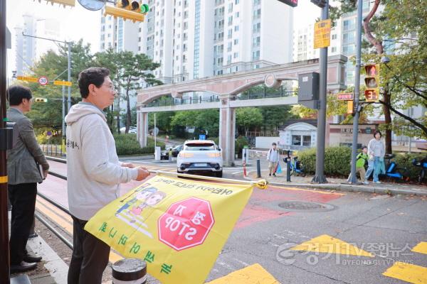 [크기변환]8-2. 16일 용인신촌초에서 이상일 시장이 교통지도 봉사를 하고 있다.JPG