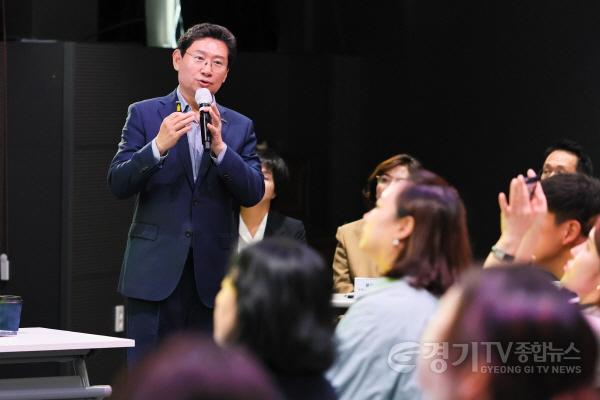 [크기변환]4-1. 15일 용인미디에선터에서 이상일 시장이 기흥구 지역 초등학교 학부모들과 간담회를 갖고 교육현안과 발전방안을 논의했다..jpg