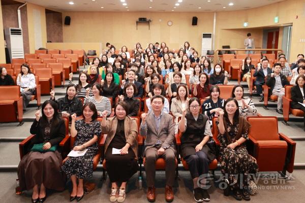 [크기변환]7-4. 17일 포은아트홀 이벤트홀에서 이상일 시장과 간담회 참석자들이 기념 사진을 촬영하고 있다.JPG