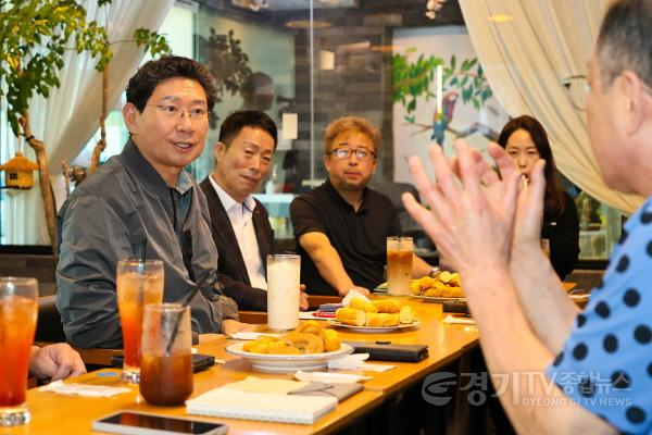 [크기변환]5-1. 이상일 용인특례시장은 16일 찾아가는 차담회를 열고 기흥 지역 상인들과 소통했다.jpg