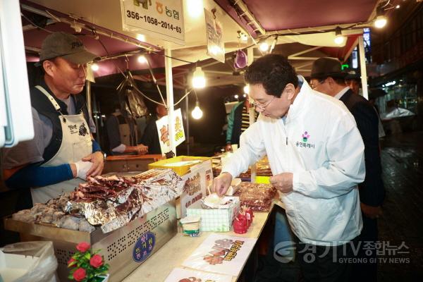 [크기변환]1-4. 이상일 용인특례시장은 17일 용인중앙시장 별빛마당 야시장에서 시장을 돌며 상인들을 격려했다.jpg