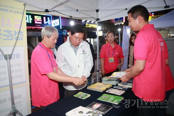 [크기변환]1-5. 이상일 용인특례시장은 17일 용인중앙시장 별빛마당 야시장에서 시장 곳곳을 살폈다.jpg