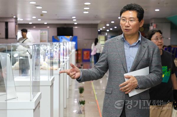 [크기변환]3-3. 이상일 용인특례시장은 17일 제6회 평생학습박람회에 참석해 행사장 곳곳을 둘러보며 학습자와 관계자들을 격려했다.jpg