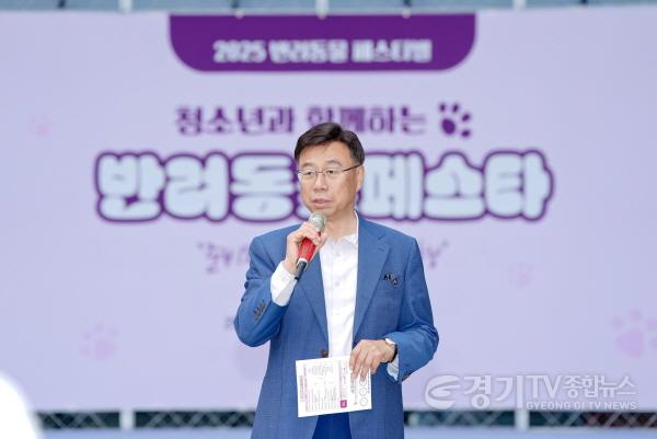 [크기변환]신상진 성남시장이 18일 성남시청 광장에서 열린 2025 반려동물 페스티벌 행사장에서 인사말을 전하고 있다.jpg