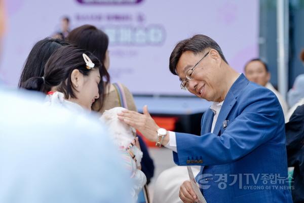 [크기변환]신상진 성남시장이 2025 반려동물 페스티벌 행사장에서 시민이 데려온 반려견을 쓰다듬고 있다.jpg