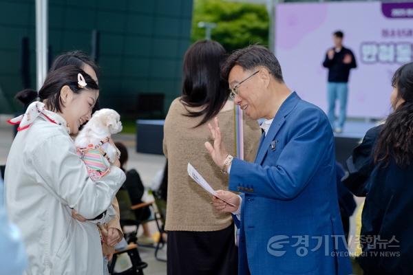 [크기변환]신상진 성남시장이 18일 2025 반려동물 페스티벌에서 시민의 반려견과 인사를 나누고 있다.jpg