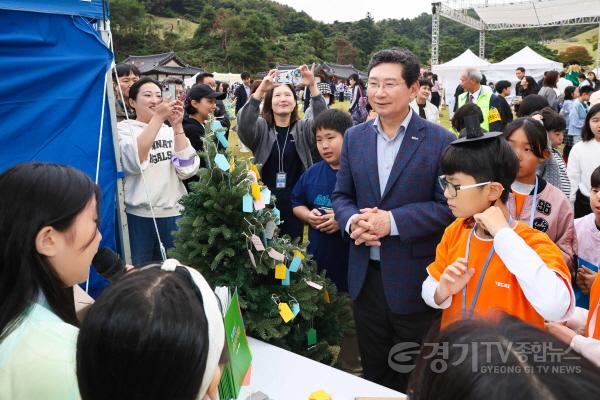 [크기변환]2-3. 18일 처인구 모현읍 포은 정몽주 묘역에서 열린 제21회 포은문화제에서 이상일 시장이 시민들과 인사를 나누고 있다..jpg