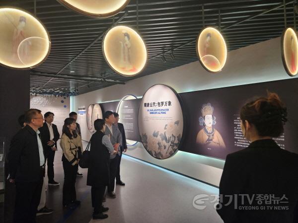 [크기변환]보도자료2-1 10월 16일 시흥시대표단이 중국 지난시청을 시찰하고 있다.jpg