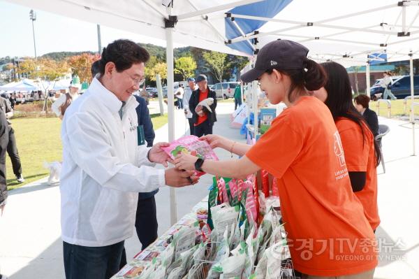 [크기변환]3-2. 이상일 용인특례시장은 반려동물 문화축에 참석해 부스를 돌며 관계자들을 격려했다.jpg