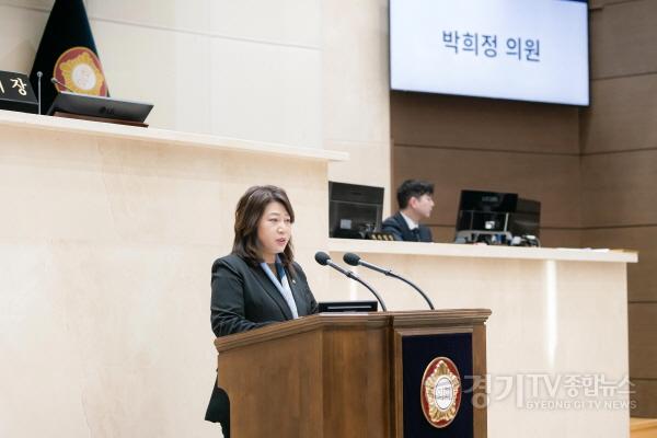 [크기변환]사진1. 용인특례시의회 박희정 의원이 20일 열린 제296회 임시회 제1차 본회의에서 5분 자유발언을 하고 있다..JPG