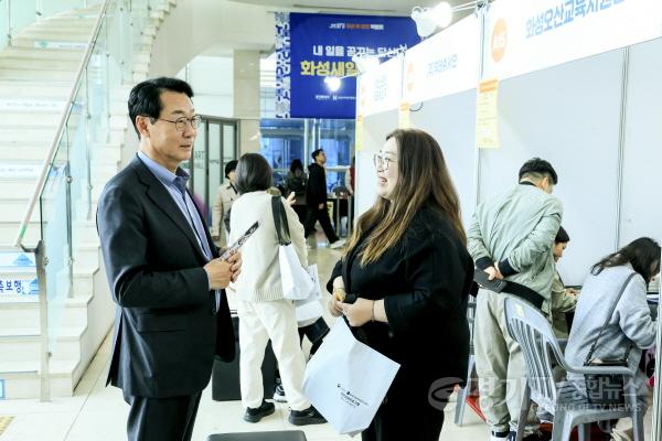 [크기변환]4-2. 정명근 화성특례시장이 21일 여성 취창업 박람회를 찾은 시민과 대화하고 있다.jpg