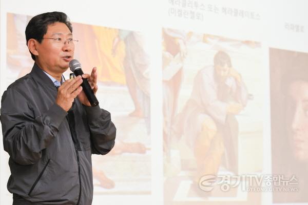 [크기변환]5-1. 이상일 용인특례시장은 20일 포곡 생활안전협의회 회원을 대상으로 특강을 진행했다.jpg