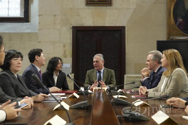 [크기변환]6-3. 이상일 용인특례시장이 지난해 2월 22일 스페인 세비야 시청을 방문해 호세 루이스 산즈 시장과 우호교류의향서를 교환한 뒤 시 관계자들과 교류 협력 방안을 논의하는 모습.JPG