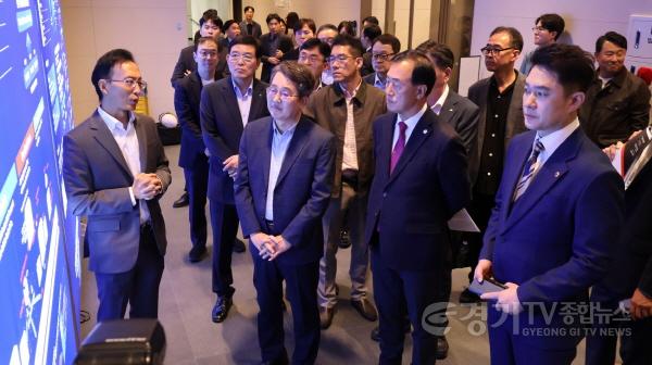 [크기변환]251022 미래과학협력위원회, 경기스타트업브릿지 개소식 참석...“위기 속 기회를 만드는 혁신의 현장” 강조 (2).JPG.jpg