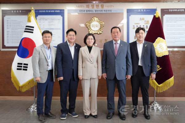 [크기변환]251022 안성시의회, 안성시와 정례 간담회 가져 (1).jpg