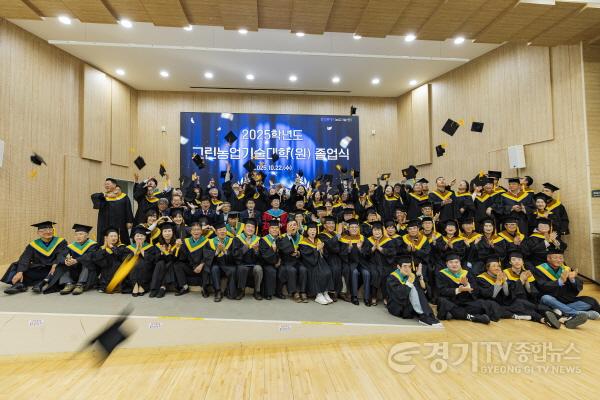 [크기변환]2졸업생과 졸업기념 단체사진.jpg