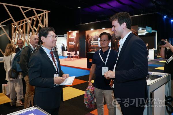 [크기변환]9-1. 22일(현지 시간) 세비야 피베스에서 이상일 시장이 로제 로요 주한스페인상공회의소 회장과 대화하고 있다..jpg