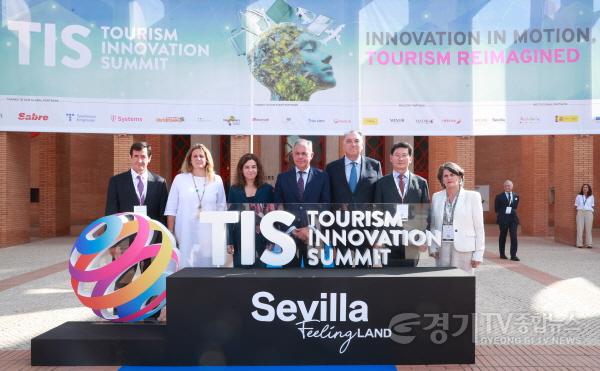 [크기변환]9-4. 22일(현지 시간) 세비야 피베스 앞에서 이상일 시장(오른쪽 둘째), 호세 루이스 산스 세비야 시장(가운데), 로사리오 산체스 스페인 산업관광부 장관(왼쪽 셋째), 아르투로 베르날 안달루시아주 관광부 장관(오른쪽 셋째), .jpg