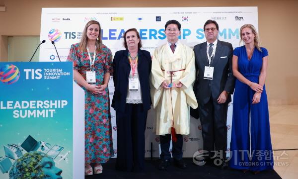 [크기변환]9-5. 22일(현지 시간) 세비야 피베스에서 TIS 2025의 ‘데스티네이션 파트너’인 ‘대한민국’을 대표해 용인특례시가 감사패를 받은 후 이상일 시장(가운데)과 욜란다 데 아길라르 안달루시아주 문화관광청장 (왼쪽 둘째) 등.jpg